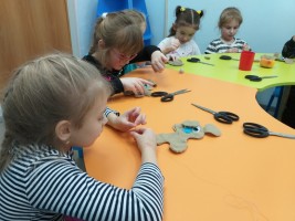 daughter sews (1)